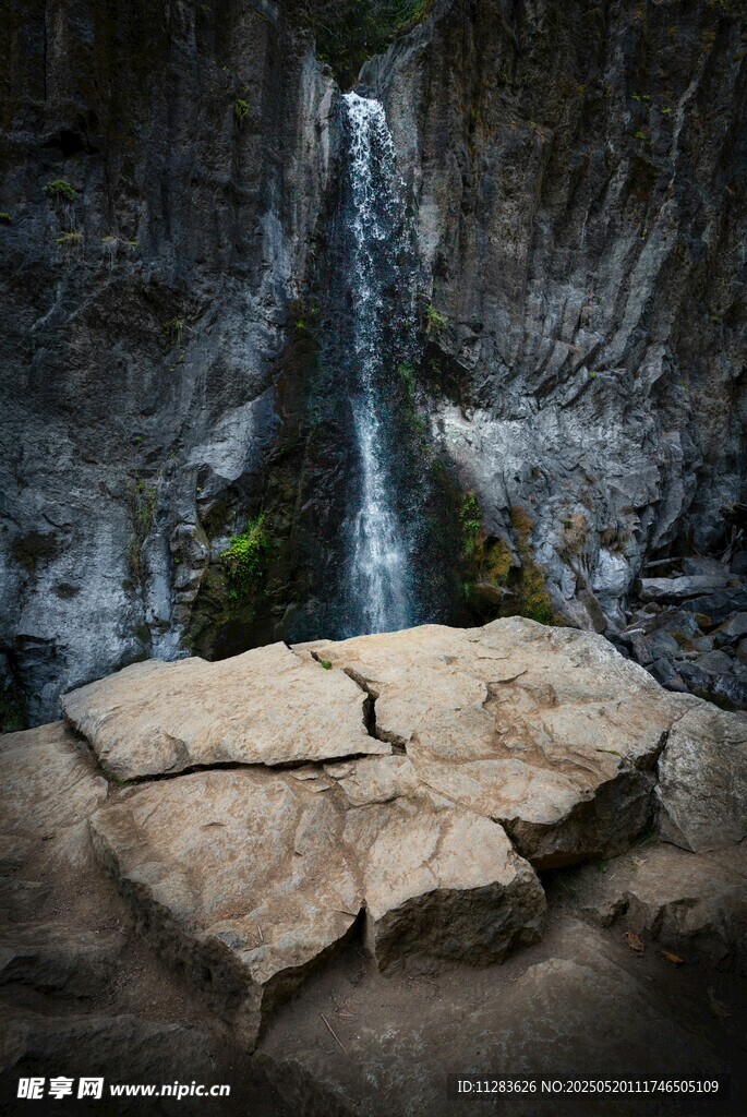 山间瀑布下的嶙峋石块