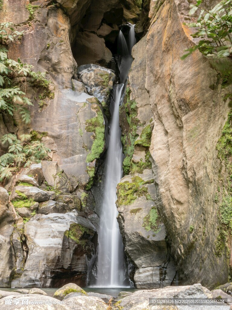 山间小瀑布景观