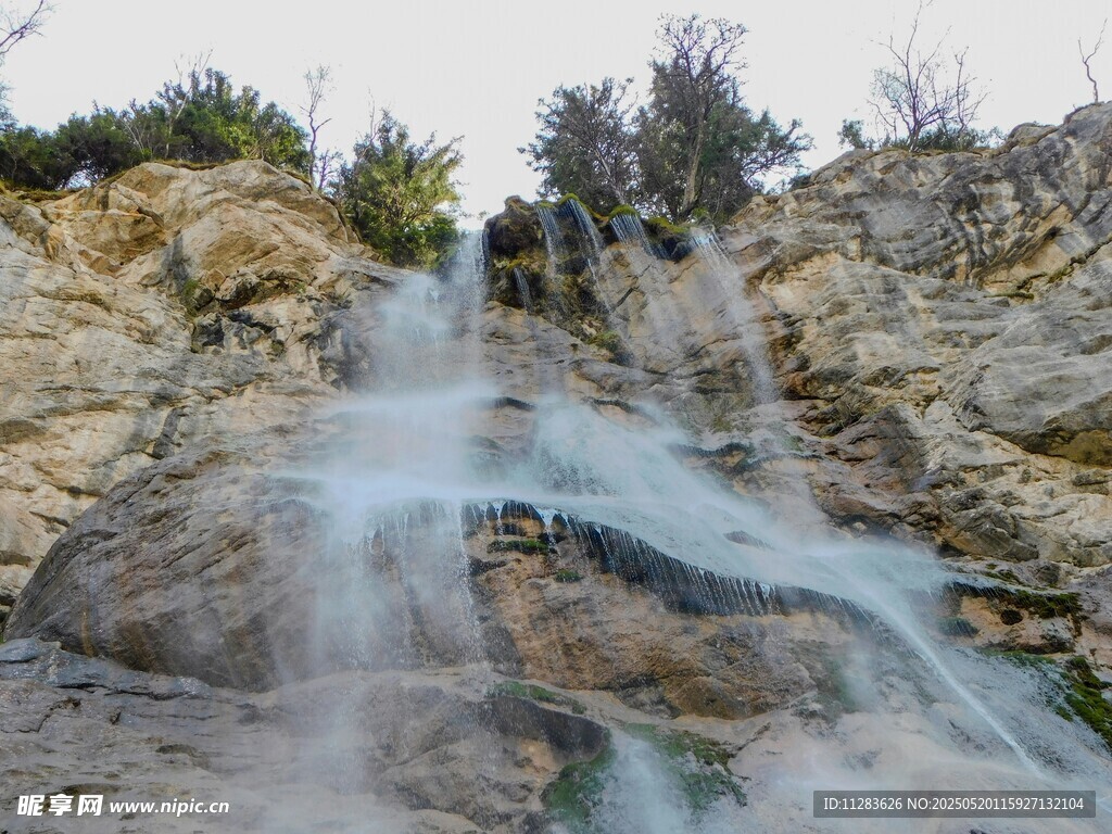 山间瀑布美景