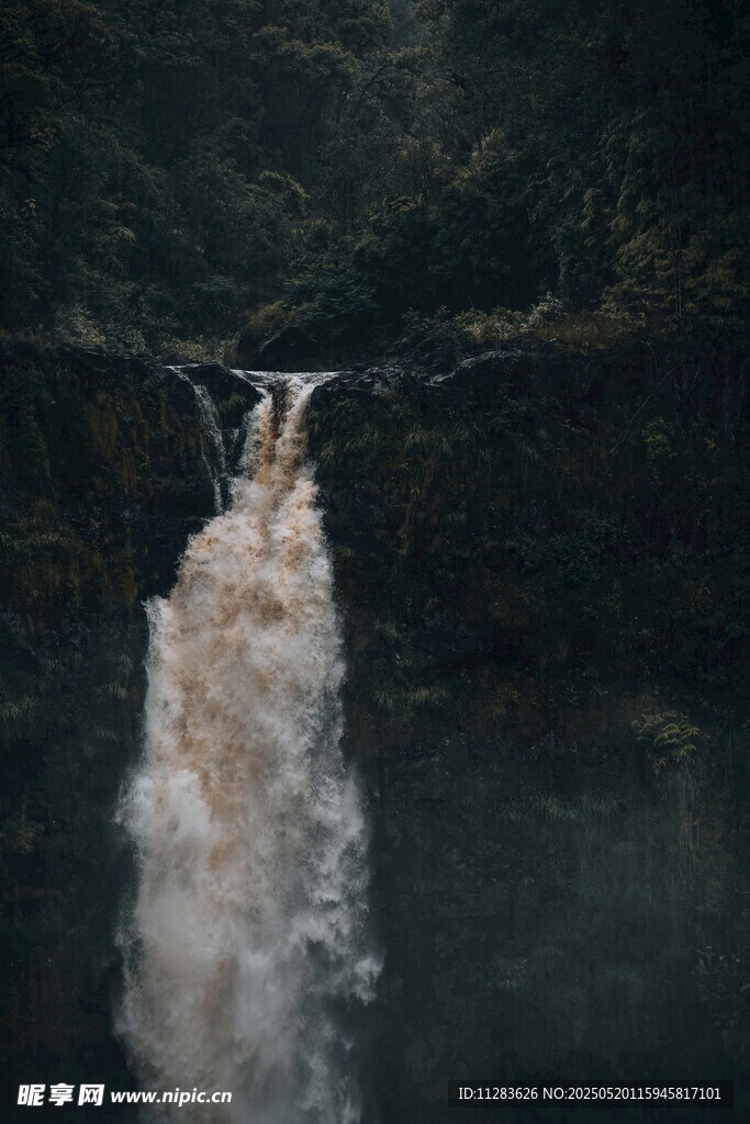 山间飞瀑倾泻