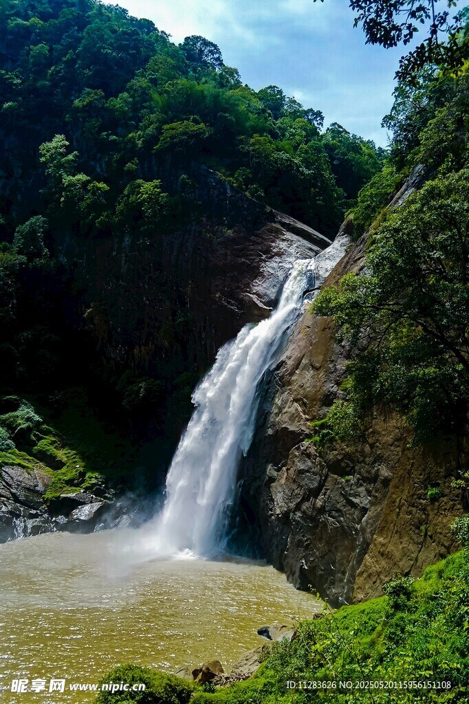 山间飞瀑美景