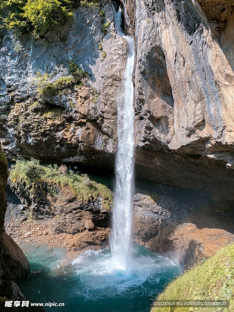 山间飞瀑下的幽蓝潭水