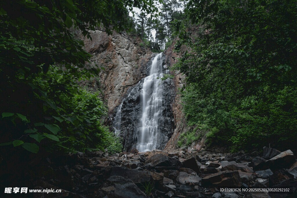 山间瀑布美景