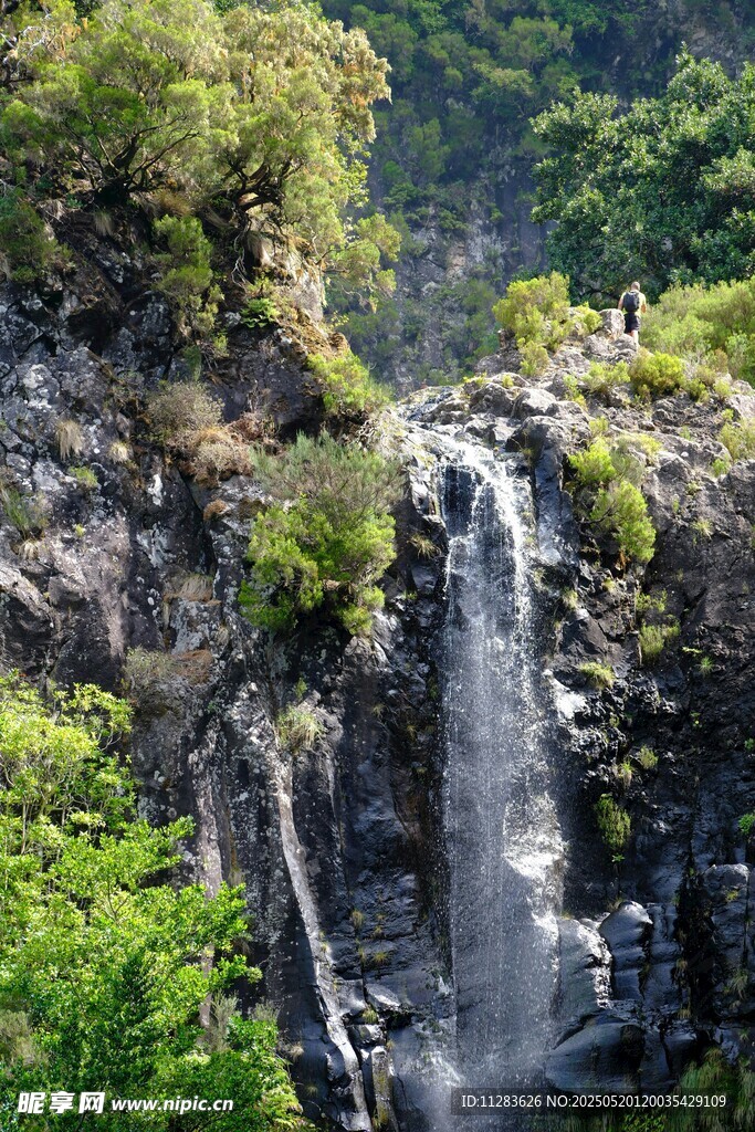山间瀑布美景