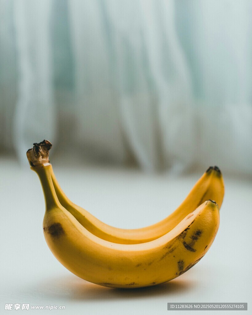 两根鲜黄成熟的香蕉
