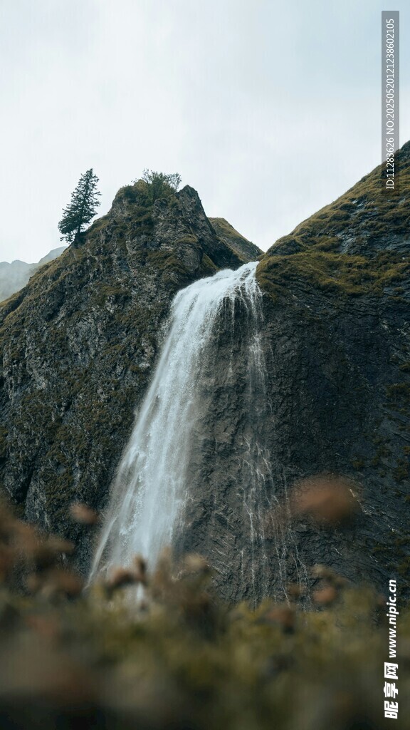 山间瀑布美景