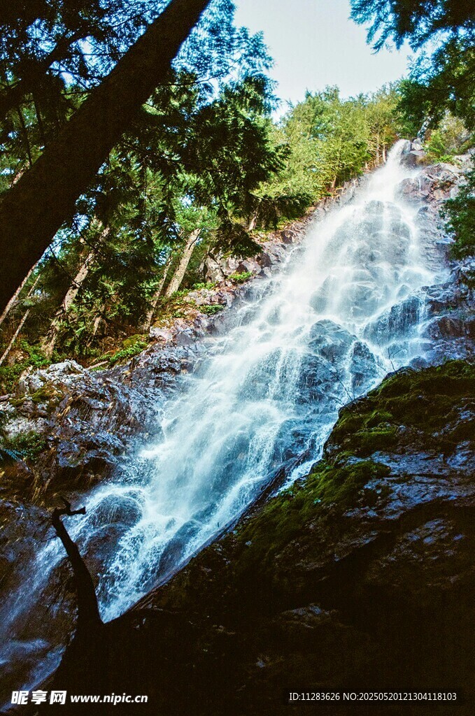 山间飞瀑美景