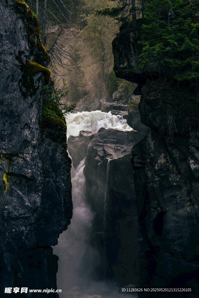 峡谷间的湍急瀑布景观