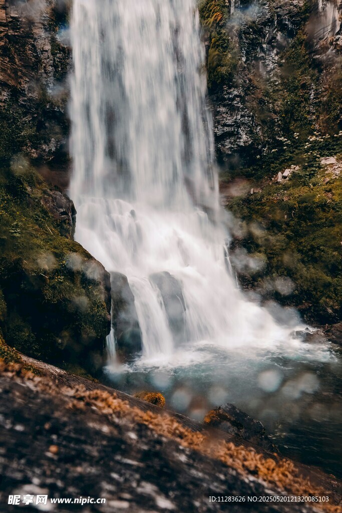 山间瀑布美景