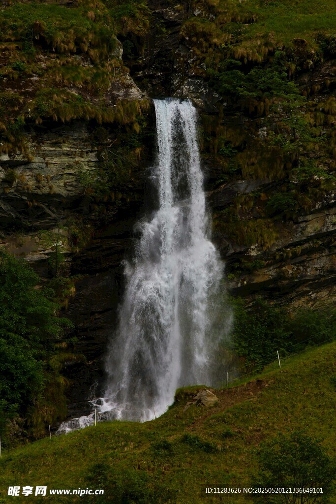 山间瀑布美景