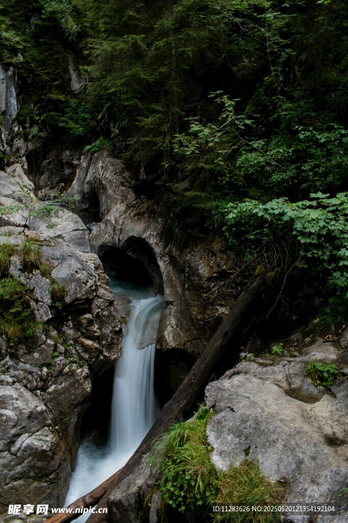 山间小瀑布 自然之美景