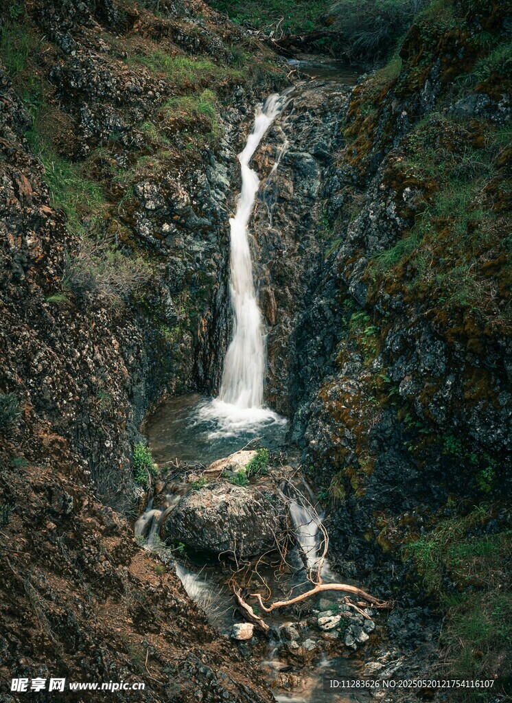 山间飞瀑美景