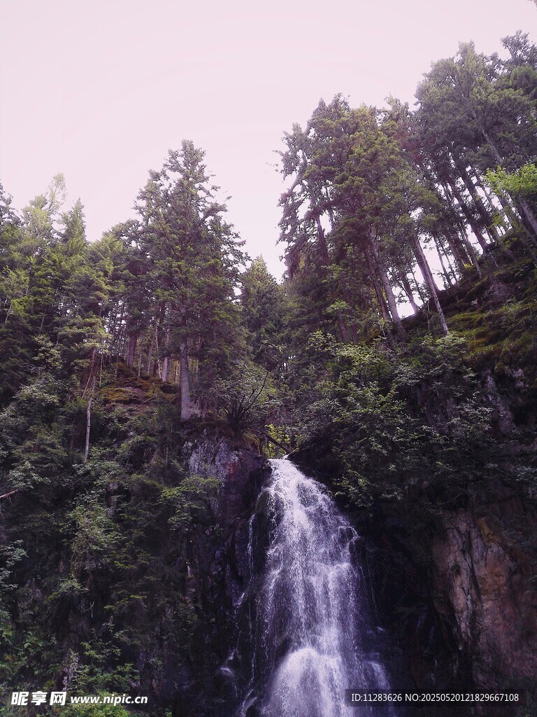 山间瀑布美景