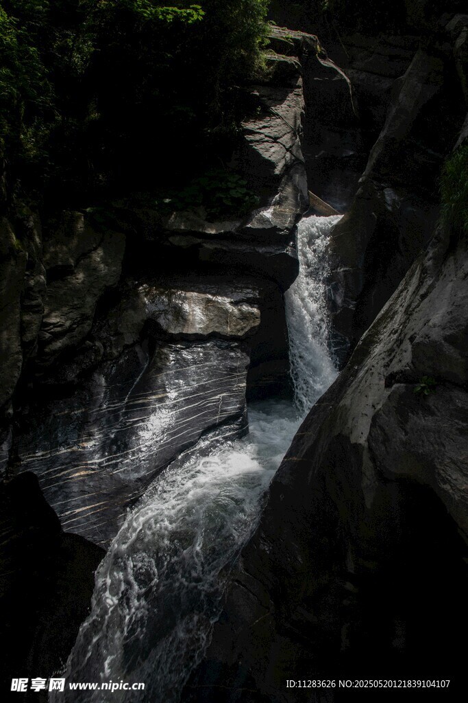 山间湍急溪流瀑布景观