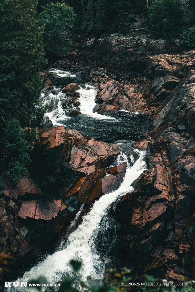山间湍急溪流与嶙峋岩石