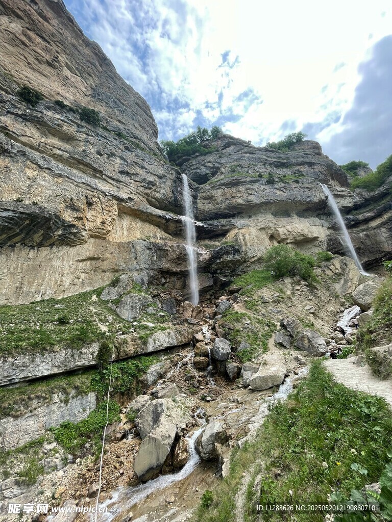 山间古老木质栈道景观
