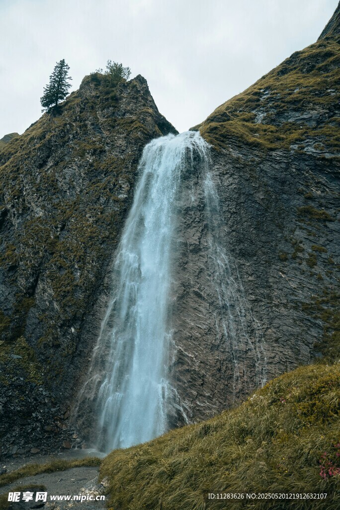 山间瀑布美景