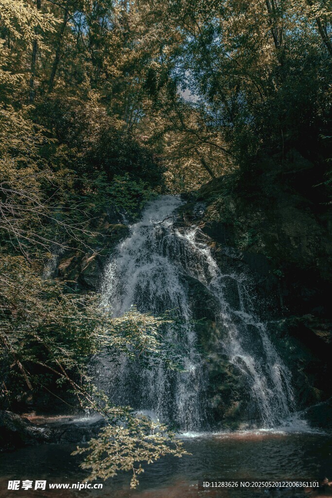 山林间的秀丽瀑布景观