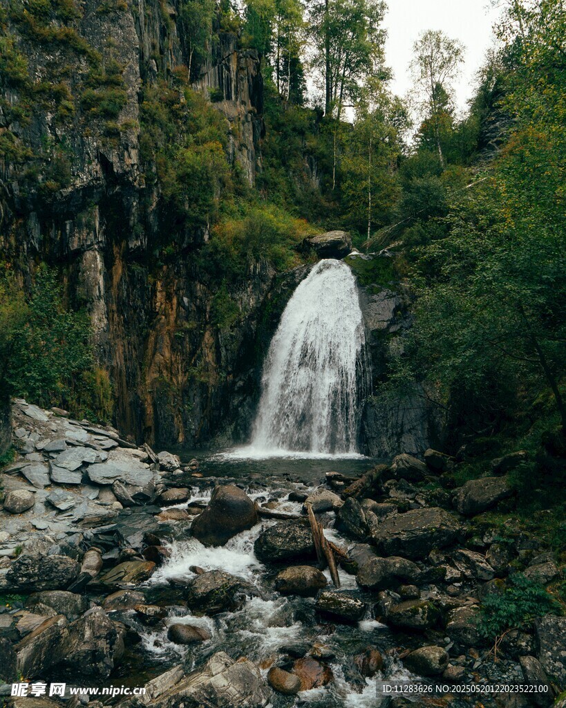 山间瀑布美景