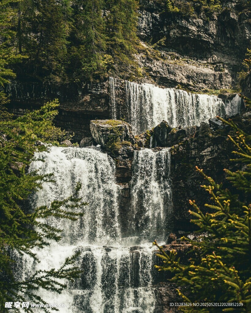 山间瀑布景观