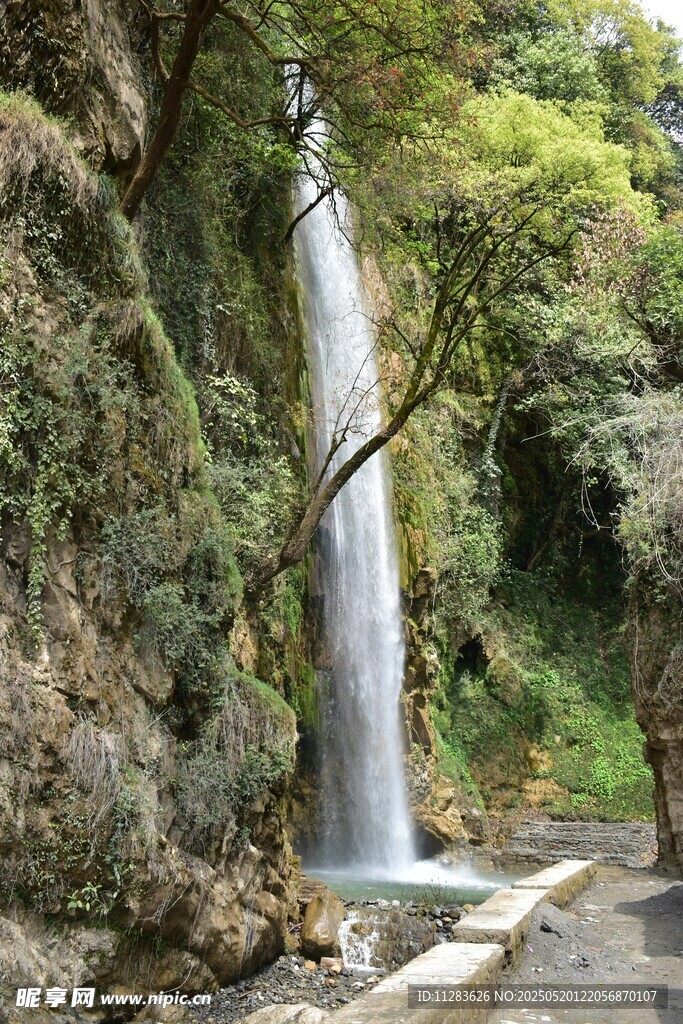 山间瀑布景观