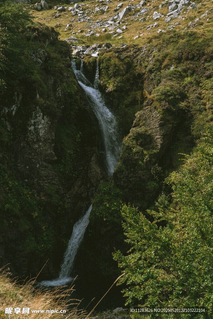 山间瀑布美景