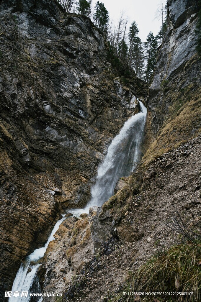 山间瀑布景观