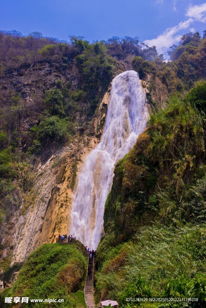 壮丽山间瀑布景观
