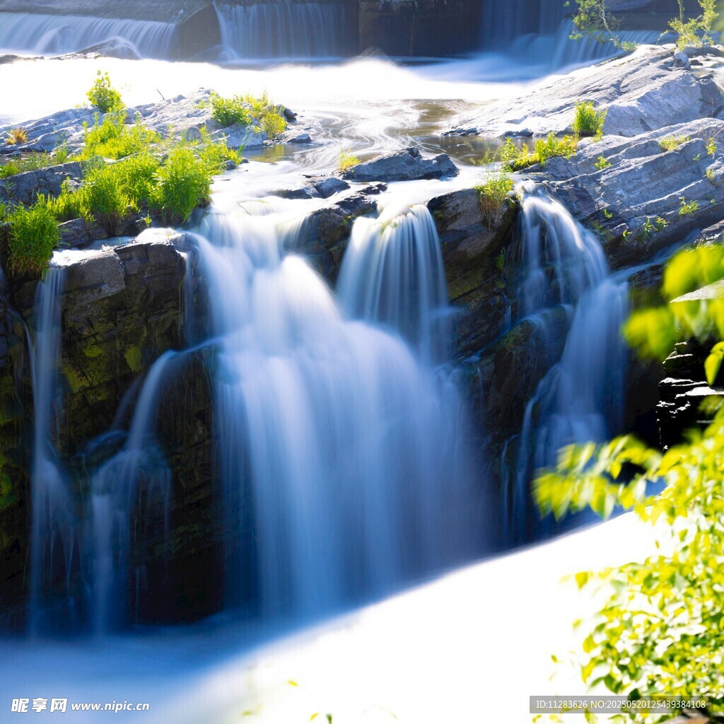 山间瀑布美景