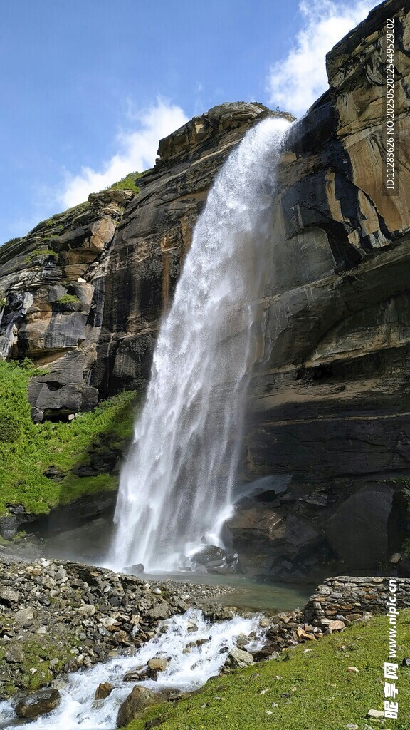 山间飞瀑美景