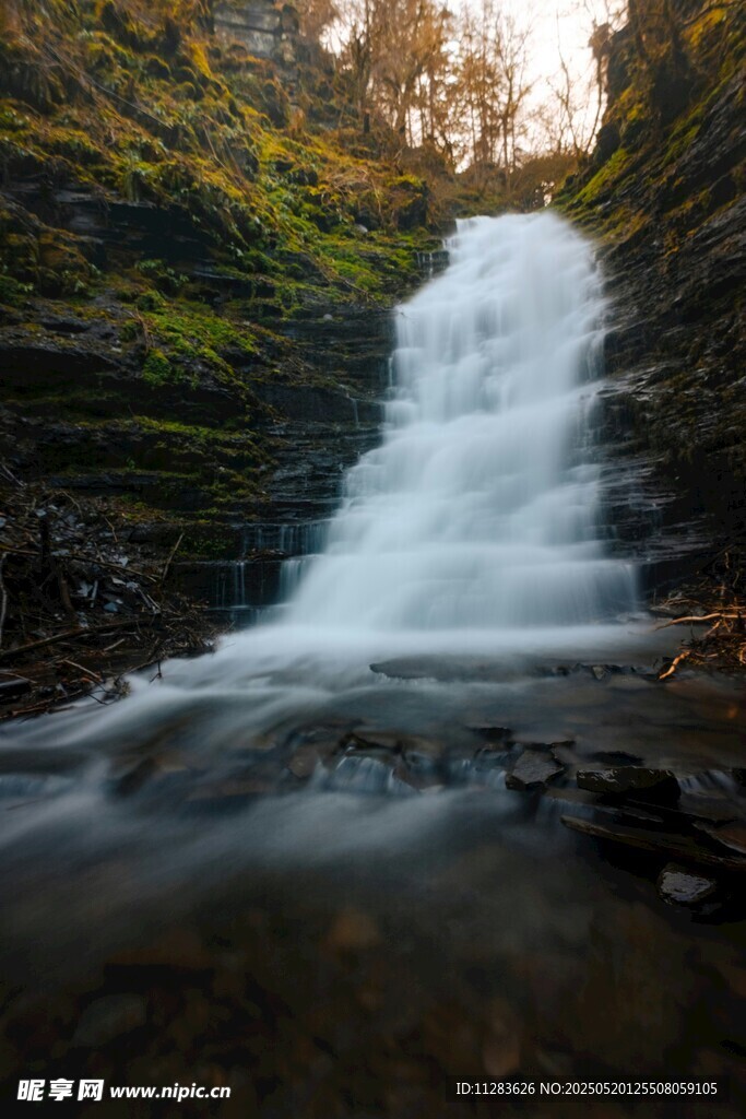 山间瀑布美景