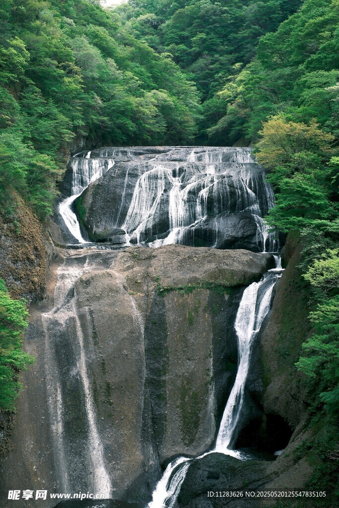 山间壮丽瀑布景观