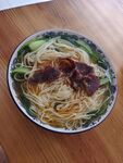 美味牛肉拌面摆于木桌