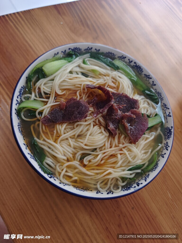 美味牛肉拌面摆于木桌