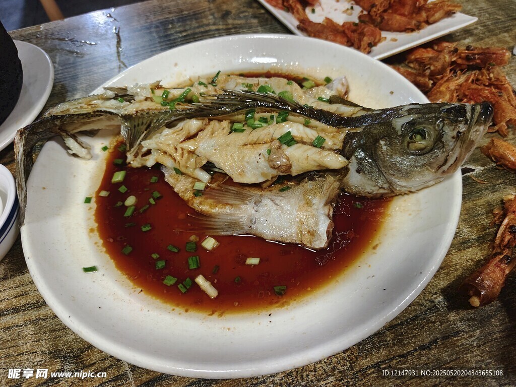 清蒸鲜鱼摆盘中