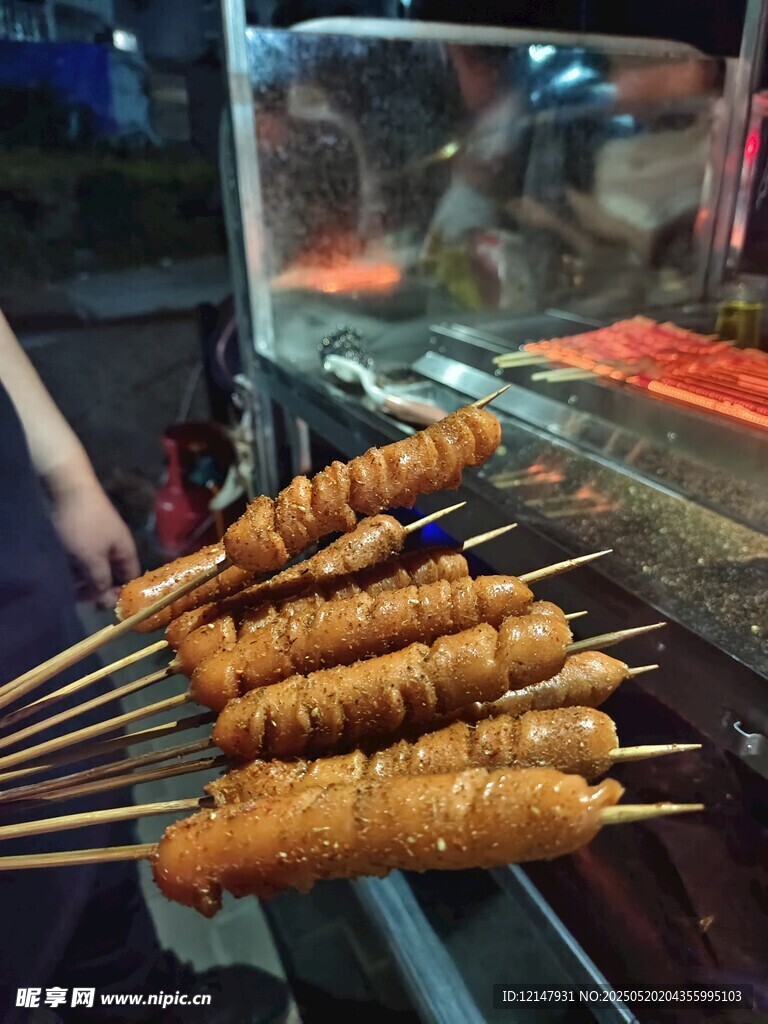 夜市美味烤香肠串串