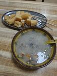 一碗粥配炸物的美味早餐