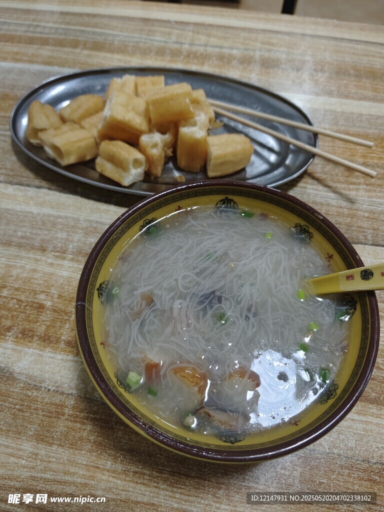 一碗粥配炸物的美味早餐