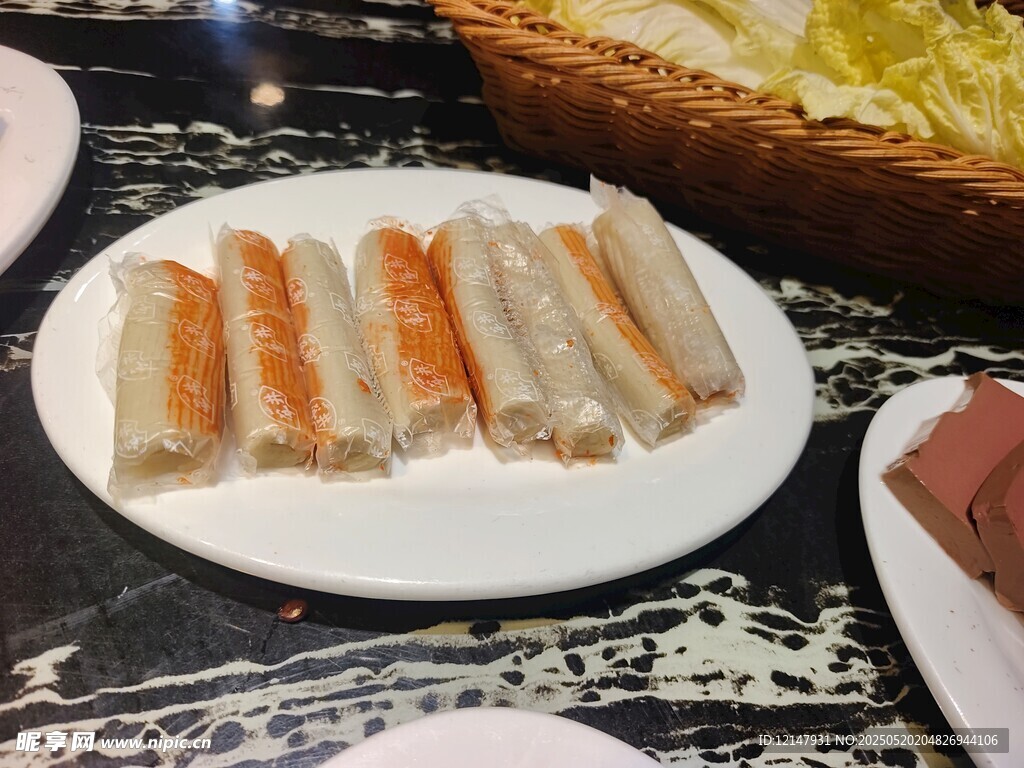 美味蟹肉卷摆于盘中