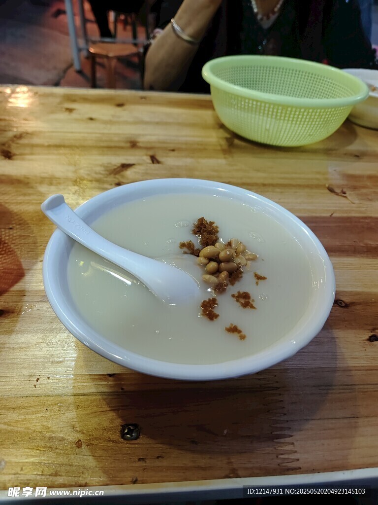 碗中盛着撒料的麻糊