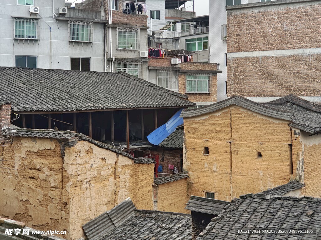古朴村落民居屋顶景象
