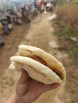 手持美味夹馍于乡间小道