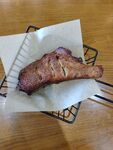 烤鸡腿置于架上
