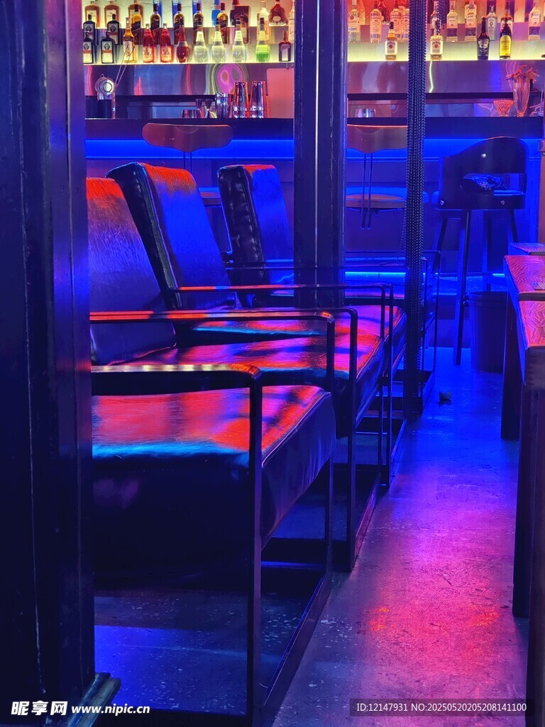炫酷灯光下的酒吧卡座