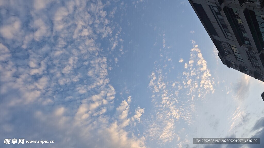 天空中的云朵与建筑一角