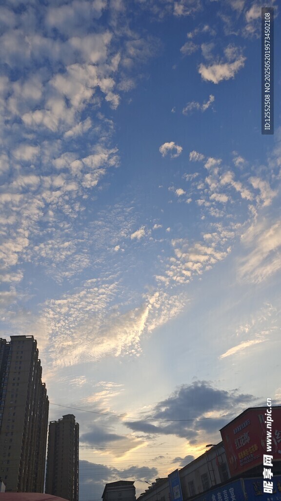 城市上空的绚丽云彩