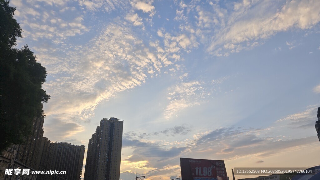 黄昏下的城市与天空景色