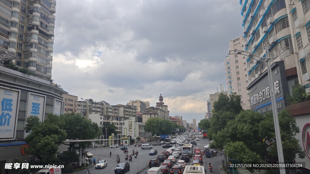 城市繁忙街道景象