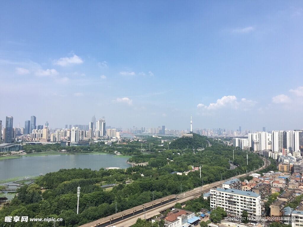 城市河畔风光俯瞰图