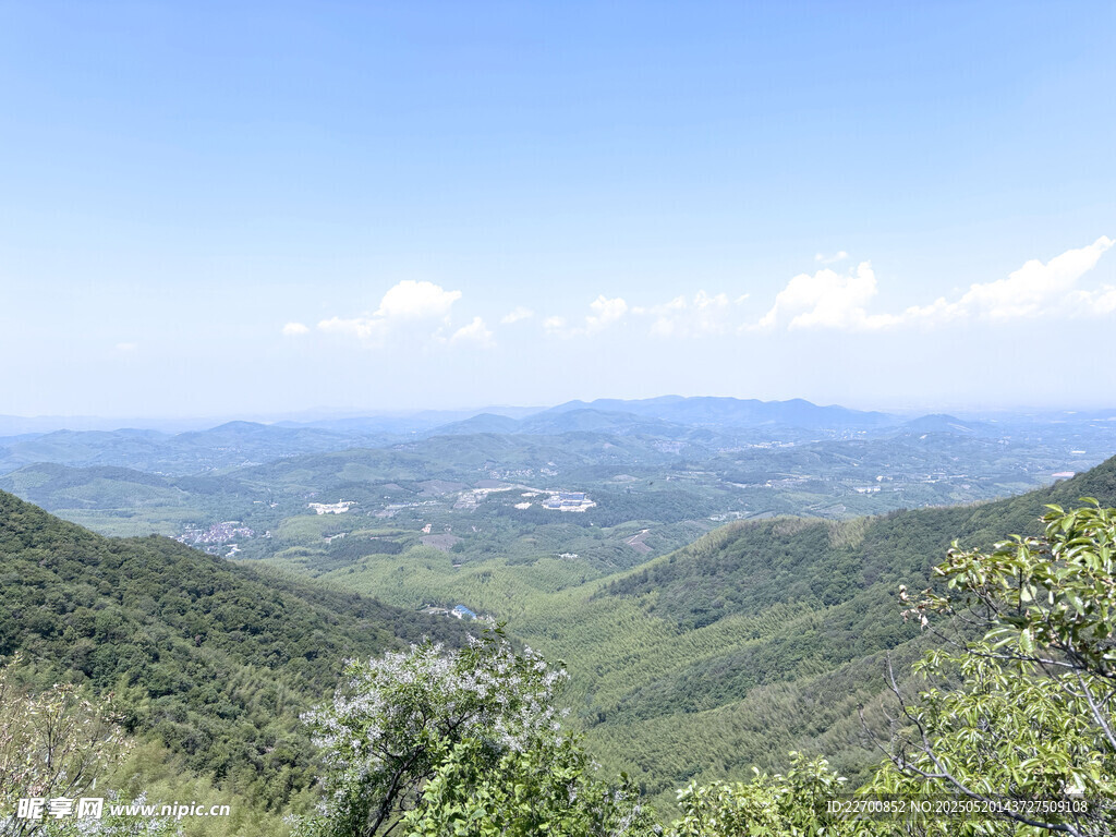 山峦叠翠间的秀丽风光